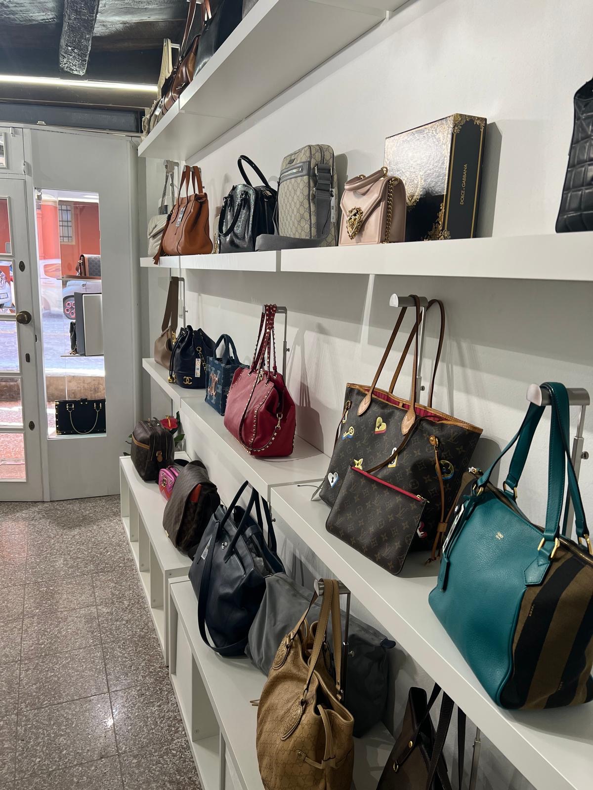 Negozio di borse vintage usate a Bologna